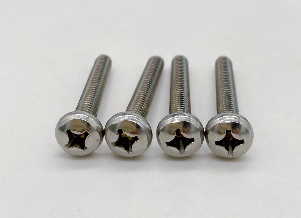 ¿Cómo instalar y usar el tornillo de cabezal empotrada cruzada DIN7985 correctamente?