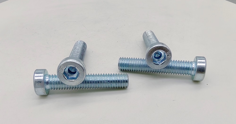 ¿Cómo usar el hexágono interno DIN6912 con el tornillo de cabeza cilíndrica corta del orificio guía?